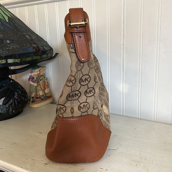 Michael Kors Signature canvas & leather shoulder bag - Picture 3 of 10